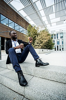 포토 JPG 주간 전신 서양인 외국인 남자 커피 빵 흑인 비즈니스 휴식 디저트 한명 사람 앉기 정장 빌딩 성인 야외 옆모습 30대 비즈니스라이프 계단 직장인 비즈니스맨 체코 점심 성인남자한명만 혼족 국내포토 자연요소 직업 1 라이프스타일 옷 유럽 음료 음식 뷰포인트 컨셉 모션 인종 건물 장년 싱글라이프 남자한명만 성인남자만 파일형식