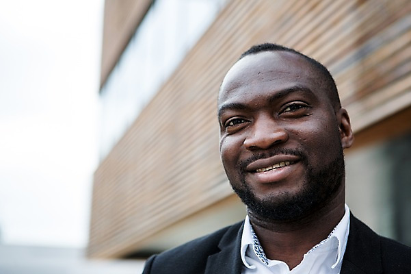 포토 JPG 주간 서양인 외국인 응시 남자 흑인 비즈니스 한명 미소 사람 정장 근접촬영 상반신 성인 야외 앞모습 30대 비즈니스라이프 직장인 비즈니스맨 체코 성인남자한명만 국내포토 자연요소 직업 1 라이프스타일 시선 옷 유럽 뷰포인트 표정 인종 장년 남자한명만 성인남자만 파일형식