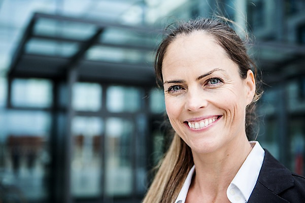 포토 JPG 주간 서양인 외국인 응시 여자 40대 비즈니스 한명 미소 사람 정장 근접촬영 상반신 성인 야외 앞모습 비즈니스라이프 직장인 비즈니스우먼 체코 워킹맘 성인여자한명만 국내포토 자연요소 직업 1 라이프스타일 시선 옷 유럽 뷰포인트 중년 엄마 표정 인종 여자한명만 성인여자만 파일형식