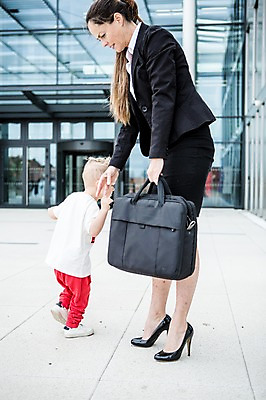 포토 JPG 주간 전신 서양인 외국인 응시 여자 남자 어린이 40대 서류가방 회사 비즈니스 함께함 서기 들기 사람 정장 빌딩 성인 야외 두명 옆모습 뒷모습 비즈니스라이프 손잡기 육아 직장인 비즈니스우먼 출근 체코 워킹맘 놀기 국내포토 자연요소 직업 라이프스타일 시선 옷 유럽 뷰포인트 중년 컨셉 가방 모션 엄마 인종 건물 출퇴근 파일형식