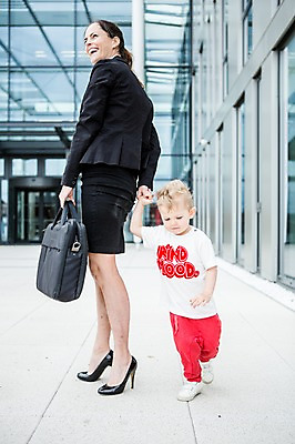 포토 JPG 주간 전신 서양인 외국인 여자 남자 어린이 40대 서류가방 회사 비즈니스 함께함 서기 웃음 사람 정장 빌딩 성인 야외 두명 앞모습 옆모습 비즈니스라이프 손잡기 육아 직장인 비즈니스우먼 즐거움 출근 체코 워킹맘 놀기 국내포토 자연요소 직업 라이프스타일 옷 감정 유럽 뷰포인트 중년 컨셉 가방 모션 엄마 표정 인종 건물 출퇴근 파일형식