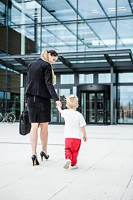 포토 JPG 주간 전신 서양인 외국인 응시 여자 남자 어린이 40대 서류가방 회사 비즈니스 함께함 미소 사람 정장 빌딩 성인 야외 두명 뒷모습 비즈니스라이프 걷기 손잡기 육아 직장인 비즈니스우먼 출근 체코 워킹맘 국내포토 자연요소 직업 라이프스타일 시선 옷 유럽 뷰포인트 중년 컨셉 가방 모션 엄마 표정 인종 건물 출퇴근 파일형식