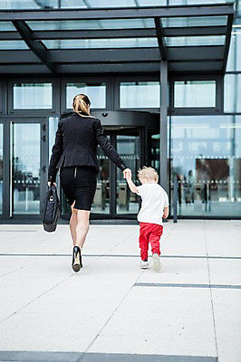포토 JPG 주간 전신 서양인 외국인 여자 남자 어린이 40대 서류가방 회사 비즈니스 함께함 들기 사람 정장 빌딩 성인 야외 두명 뒷모습 비즈니스라이프 걷기 손잡기 육아 직장인 비즈니스우먼 출근 체코 워킹맘 국내포토 자연요소 직업 라이프스타일 옷 유럽 뷰포인트 중년 컨셉 가방 모션 엄마 인종 건물 출퇴근 파일형식