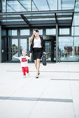 포토 JPG 주간 전신 서양인 외국인 응시 여자 남자 어린이 40대 서류가방 회사 비즈니스 직장 함께함 미소 들기 사람 정장 빌딩 성인 야외 두명 앞모습 비즈니스라이프 걷기 손잡기 육아 직장인 비즈니스우먼 출근 체코 워킹맘 회전문 국내포토 자연요소 직업 라이프스타일 시선 옷 유럽 뷰포인트 중년 컨셉 가방 모션 엄마 표정 인종 건물 문 출퇴근 파일형식