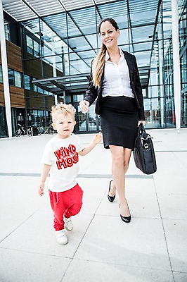 포토 JPG 주간 전신 서양인 외국인 응시 여자 남자 어린이 40대 서류가방 회사 비즈니스 함께함 미소 사람 정장 빌딩 성인 야외 두명 앞모습 비즈니스라이프 걷기 육아 직장인 비즈니스우먼 출근 체코 워킹맘 국내포토 자연요소 직업 라이프스타일 시선 옷 유럽 뷰포인트 중년 컨셉 가방 모션 엄마 표정 인종 건물 출퇴근 파일형식