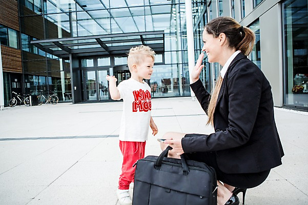 포토 JPG 주간 전신 서양인 외국인 여자 남자 어린이 40대 서류가방 회사 비즈니스 서기 미소 사람 앉기 정장 빌딩 성인 야외 두명 옆모습 비즈니스라이프 마주보기 육아 직장인 비즈니스우먼 출근 하이파이브 체코 워킹맘 국내포토 자연요소 직업 라이프스타일 옷 유럽 뷰포인트 중년 가방 모션 엄마 표정 인종 손짓 건물 출퇴근 파일형식
