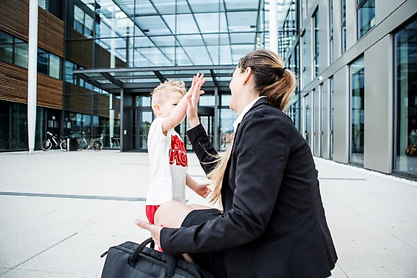 포토 JPG 주간 서양인 외국인 응시 여자 남자 어린이 40대 회사 비즈니스 서기 미소 사람 앉기 정장 빌딩 상반신 성인 야외 두명 옆모습 비즈니스라이프 마주보기 육아 직장인 비즈니스우먼 출근 하이파이브 체코 워킹맘 국내포토 자연요소 직업 라이프스타일 시선 옷 유럽 뷰포인트 중년 모션 엄마 표정 인종 손짓 건물 출퇴근 파일형식