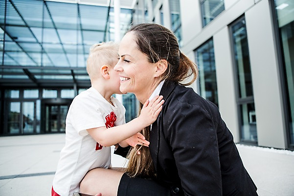 포토 JPG 주간 서양인 외국인 여자 남자 어린이 40대 회사 비즈니스 안기 웃음 사람 앉기 정장 빌딩 상반신 성인 야외 두명 옆모습 비즈니스라이프 육아 직장인 비즈니스우먼 출근 체코 워킹맘 국내포토 자연요소 직업 라이프스타일 옷 유럽 뷰포인트 중년 모션 엄마 표정 인종 건물 출퇴근 파일형식