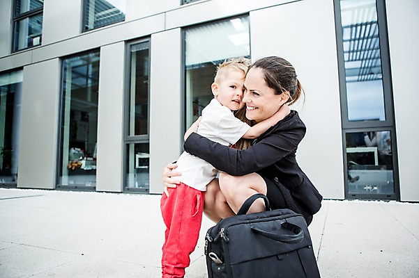 포토 JPG 주간 서양인 외국인 여자 남자 어린이 40대 서류가방 회사 비즈니스 안기 함께함 서기 사람 앉기 정장 빌딩 상반신 성인 야외 두명 옆모습 비즈니스라이프 육아 직장인 비즈니스우먼 출근 체코 워킹맘 국내포토 자연요소 직업 라이프스타일 옷 유럽 뷰포인트 중년 컨셉 가방 모션 엄마 인종 건물 출퇴근 파일형식