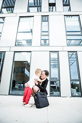 포토 JPG 주간 전신 서양인 외국인 여자 남자 어린이 40대 서류가방 회사 비즈니스 안기 함께함 미소 사람 정장 빌딩 성인 야외 두명 앞모습 옆모습 비즈니스라이프 기댐 육아 직장인 비즈니스우먼 출근 체코 워킹맘 국내포토 자연요소 직업 라이프스타일 옷 유럽 뷰포인트 중년 컨셉 가방 모션 엄마 표정 인종 건물 출퇴근 파일형식