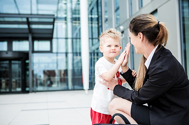 포토 JPG 주간 서양인 외국인 응시 여자 남자 어린이 40대 회사 비즈니스 서기 미소 사람 앉기 정장 빌딩 상반신 성인 야외 두명 옆모습 비즈니스라이프 육아 직장인 비즈니스우먼 출근 하이파이브 체코 워킹맘 국내포토 자연요소 직업 라이프스타일 시선 옷 유럽 뷰포인트 중년 모션 엄마 표정 인종 손짓 건물 출퇴근 파일형식