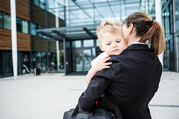 포토 JPG 주간 서양인 외국인 여자 남자 어린이 40대 서류가방 회사 비즈니스 안기 함께함 사람 정장 빌딩 상반신 성인 야외 두명 앞모습 뒷모습 비즈니스라이프 기댐 육아 직장인 비즈니스우먼 출근 체코 워킹맘 국내포토 자연요소 직업 라이프스타일 옷 유럽 뷰포인트 중년 컨셉 가방 모션 엄마 인종 건물 출퇴근 파일형식
