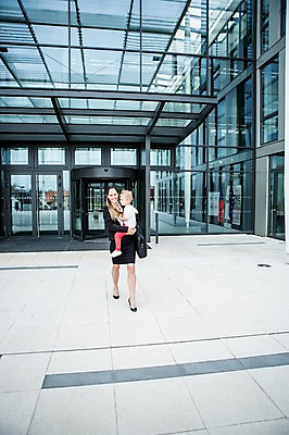 포토 JPG 주간 전신 서양인 외국인 여자 남자 어린이 40대 서류가방 회사 비즈니스 안기 함께함 사람 정장 빌딩 성인 야외 두명 앞모습 옆모습 비즈니스라이프 걷기 육아 직장인 비즈니스우먼 출근 체코 워킹맘 회전문 국내포토 자연요소 직업 라이프스타일 옷 유럽 뷰포인트 중년 컨셉 가방 모션 엄마 인종 건물 문 출퇴근 파일형식