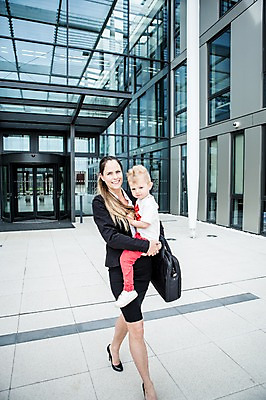 포토 JPG 주간 전신 서양인 외국인 응시 여자 남자 어린이 40대 서류가방 회사 비즈니스 안기 미소 사람 정장 빌딩 성인 야외 두명 앞모습 옆모습 비즈니스라이프 육아 직장인 비즈니스우먼 출근 체코 워킹맘 국내포토 자연요소 직업 라이프스타일 시선 옷 유럽 뷰포인트 중년 가방 모션 엄마 표정 인종 건물 출퇴근 파일형식