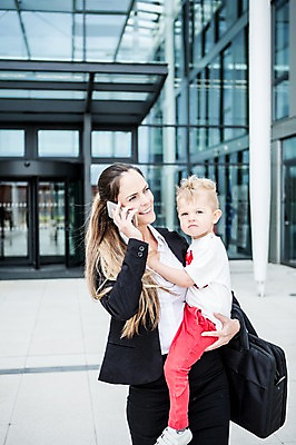 포토 JPG 주간 전신 서양인 외국인 응시 여자 남자 어린이 40대 서류가방 회사 비즈니스 안기 미소 사람 앉기 정장 빌딩 상반신 성인 야외 두명 앞모습 옆모습 비즈니스라이프 스마트폰 육아 직장인 비즈니스우먼 출근 체코 통화 워킹맘 국내포토 자연요소 직업 라이프스타일 시선 옷 유럽 뷰포인트 중년 가방 모션 엄마 표정 인종 건물 핸드폰 스마트기기 출퇴근 파일형식