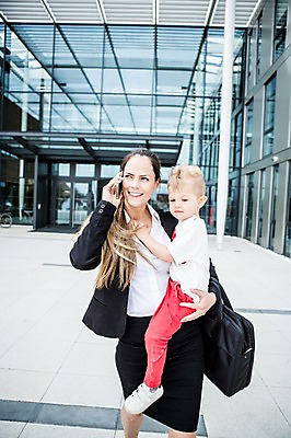 포토 JPG 주간 전신 서양인 외국인 여자 남자 어린이 40대 서류가방 회사 비즈니스 안기 사람 정장 빌딩 상반신 성인 야외 두명 앞모습 옆모습 비즈니스라이프 육아 직장인 비즈니스우먼 출근 체코 통화 워킹맘 국내포토 자연요소 직업 라이프스타일 옷 유럽 뷰포인트 중년 가방 모션 엄마 인종 건물 출퇴근 파일형식