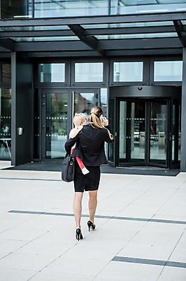 포토 JPG 주간 전신 서양인 외국인 직업 여자 남자 어린이 40대 서류가방 회사 비즈니스 안기 사람 정장 빌딩 성인 야외 두명 뒷모습 비즈니스라이프 스마트폰 육아 직장인 비즈니스우먼 출근 체코 통화 워킹맘 회전문 국내포토 자연요소 라이프스타일 옷 유럽 뷰포인트 중년 가방 모션 엄마 인종 건물 핸드폰 스마트기기 문 출퇴근 파일형식