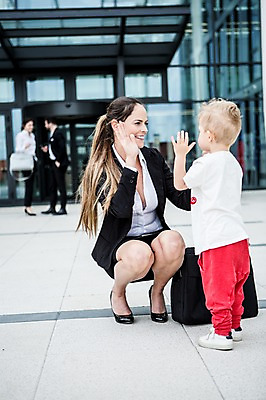 포토 JPG 주간 전신 서양인 외국인 직업 응시 여자 남자 어린이 40대 서류가방 회사 비즈니스 서기 미소 사람 앉기 정장 빌딩 여러명 20대 성인 야외 앞모습 옆모습 비즈니스라이프 마주보기 파이팅 육아 직장인 비즈니스맨 비즈니스우먼 출근 하이파이브 체코 워킹맘 회전문 국내포토 자연요소 라이프스타일 시선 옷 유럽 뷰포인트 중년 다수 가방 모션 엄마 표정 인종 손짓 청년 건물 문 출퇴근 파일형식