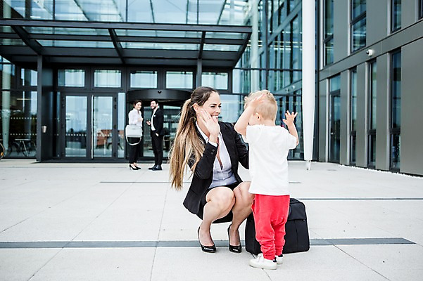 포토 JPG 주간 전신 서양인 외국인 직업 응시 여자 남자 어린이 40대 회사 비즈니스 미소 사람 정장 빌딩 여러명 20대 성인 야외 앞모습 옆모습 뒷모습 비즈니스라이프 파이팅 육아 직장인 비즈니스맨 비즈니스우먼 출근 하이파이브 체코 워킹맘 회전문 국내포토 자연요소 라이프스타일 시선 옷 유럽 뷰포인트 중년 다수 모션 엄마 표정 인종 손짓 청년 건물 문 출퇴근 파일형식