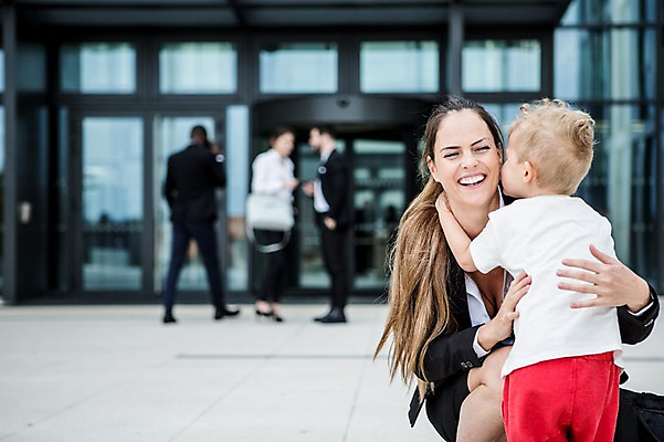 포토 JPG 주간 전신 서양인 외국인 직업 여자 남자 어린이 40대 흑인 비즈니스 안기 키스 직장 대화 미소 사람 정장 빌딩 여러명 상반신 20대 성인 야외 앞모습 옆모습 뒷모습 30대 비즈니스라이프 파이팅 육아 직장인 비즈니스맨 비즈니스우먼 출근 체코 워킹맘 회전문 국내포토 자연요소 라이프스타일 옷 유럽 뷰포인트 중년 다수 회사 모션 엄마 표정 말하기 인종 청년 건물 장년 문 애정표현 출퇴근 파일형식