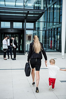 포토 JPG 주간 전신 서양인 외국인 직업 여자 남자 어린이 40대 흑인 비즈니스 회의 직장 대화 사람 정장 빌딩 여러명 20대 성인 야외 옆모습 뒷모습 30대 비즈니스라이프 걷기 손잡기 육아 직장인 비즈니스맨 비즈니스우먼 출근 체코 워킹맘 회전문 국내포토 자연요소 라이프스타일 옷 유럽 뷰포인트 중년 다수 회사 모션 엄마 말하기 인종 청년 건물 장년 문 출퇴근 파일형식