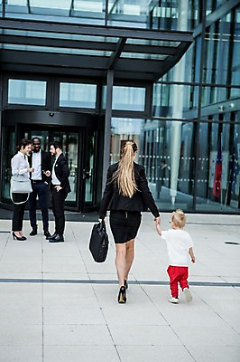 포토 JPG 주간 전신 서양인 외국인 직업 여자 남자 어린이 40대 흑인 비즈니스 회의 직장 대화 사람 정장 빌딩 여러명 20대 성인 야외 옆모습 뒷모습 30대 비즈니스라이프 걷기 손잡기 육아 직장인 비즈니스맨 비즈니스우먼 출근 체코 워킹맘 회전문 국내포토 자연요소 라이프스타일 옷 유럽 뷰포인트 중년 다수 회사 모션 엄마 말하기 인종 청년 건물 장년 문 출퇴근 파일형식