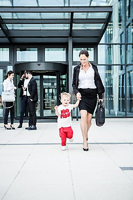 포토 JPG 주간 전신 서양인 외국인 여자 남자 어린이 40대 서류가방 회사 비즈니스 직장 대화 사람 정장 빌딩 여러명 20대 성인 야외 앞모습 옆모습 30대 비즈니스라이프 걷기 손잡기 육아 직장인 비즈니스맨 비즈니스우먼 출근 체코 워킹맘 회전문 국내포토 자연요소 직업 라이프스타일 옷 유럽 뷰포인트 중년 다수 가방 모션 엄마 말하기 인종 청년 건물 장년 문 출퇴근 파일형식