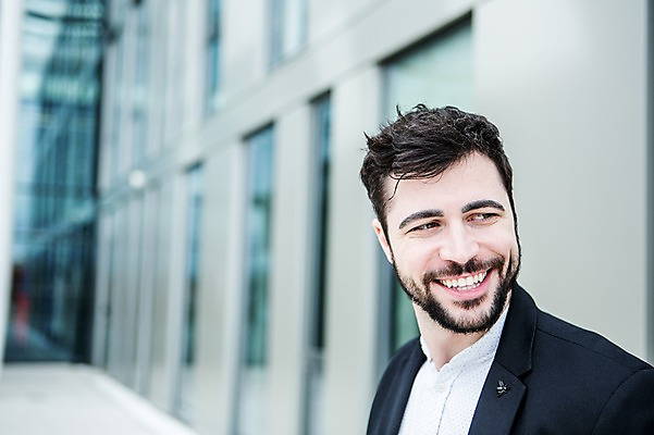 포토 JPG 주간 서양인 외국인 응시 남자 행복 비즈니스 성공 직장 한명 미소 웃음 사람 정장 근접촬영 빌딩 상반신 20대 야외 옆모습 비즈니스라이프 업무 직장인 비즈니스맨 체코 성인남자한명만 국내포토 자연요소 직업 1 라이프스타일 시선 옷 감정 유럽 뷰포인트 컨셉 회사 표정 인종 청년 건물 작업 남자한명만 성인남자만 파일형식