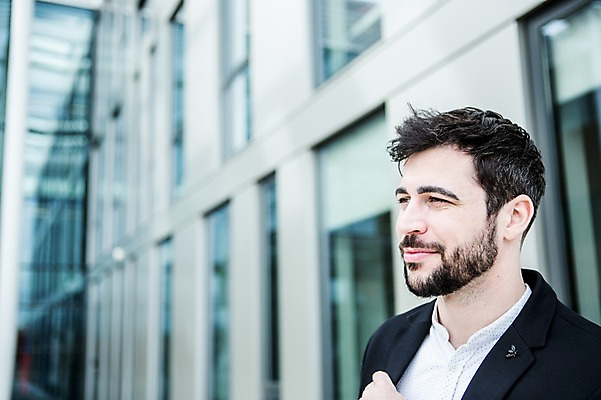 포토 JPG 주간 서양인 외국인 응시 남자 비즈니스 성공 직장 한명 사람 정장 근접촬영 빌딩 상반신 20대 야외 옆모습 비즈니스라이프 업무 직장인 비즈니스맨 고민 체코 성인남자한명만 국내포토 자연요소 직업 1 라이프스타일 시선 옷 감정 유럽 뷰포인트 컨셉 회사 인종 청년 건물 작업 남자한명만 성인남자만 파일형식