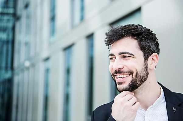 포토 JPG 주간 서양인 외국인 응시 남자 행복 비즈니스 성공 직장 한명 미소 웃음 사람 정장 상반신 20대 야외 앞모습 비즈니스라이프 직장인 비즈니스맨 체코 성인남자한명만 국내포토 자연요소 직업 1 라이프스타일 시선 옷 감정 유럽 뷰포인트 컨셉 회사 표정 인종 청년 남자한명만 성인남자만 파일형식