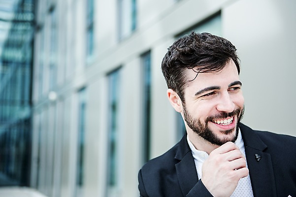 포토 JPG 주간 서양인 외국인 응시 남자 행복 비즈니스 성공 한명 미소 사람 정장 상반신 20대 야외 앞모습 비즈니스라이프 직장인 비즈니스맨 체코 성인남자한명만 국내포토 자연요소 직업 1 라이프스타일 시선 옷 감정 유럽 뷰포인트 컨셉 표정 인종 청년 남자한명만 성인남자만 파일형식