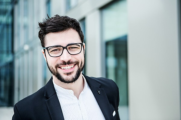 포토 JPG 주간 서양인 외국인 응시 남자 행복 비즈니스 성공 한명 미소 사람 정장 근접촬영 상반신 20대 야외 앞모습 비즈니스라이프 직장인 비즈니스맨 체코 성인남자한명만 안경낌 국내포토 자연요소 직업 1 라이프스타일 시선 옷 감정 유럽 안경 뷰포인트 컨셉 표정 인종 청년 남자한명만 성인남자만 파일형식