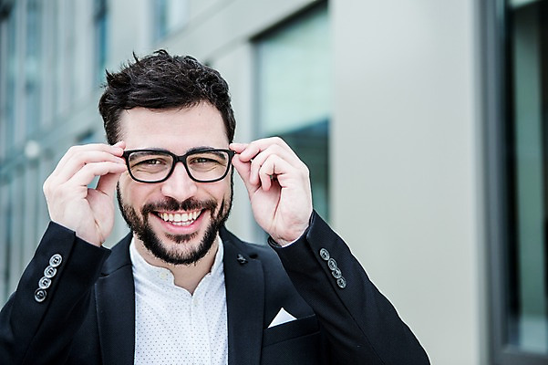 포토 JPG 주간 서양인 외국인 응시 남자 행복 비즈니스 성공 한명 웃음 사람 정장 빌딩 상반신 20대 야외 앞모습 비즈니스라이프 잡기 직장인 비즈니스맨 체코 안경다리 성인남자한명만 안경낌 국내포토 자연요소 직업 1 라이프스타일 시선 옷 감정 유럽 안경 뷰포인트 컨셉 모션 표정 인종 청년 건물 남자한명만 성인남자만 파일형식