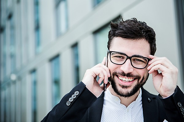 포토 JPG 주간 서양인 외국인 남자 행복 비즈니스 성공 한명 웃음 사람 정장 근접촬영 상반신 20대 야외 앞모습 비즈니스라이프 스마트폰 업무 직장인 비즈니스맨 체코 통화 성인남자한명만 안경낌 국내포토 자연요소 직업 1 라이프스타일 옷 감정 유럽 안경 뷰포인트 컨셉 모션 표정 인종 청년 핸드폰 스마트기기 작업 남자한명만 성인남자만 파일형식