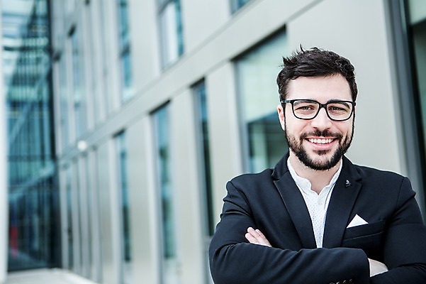 포토 JPG 주간 서양인 외국인 남자 행복 비즈니스 성공 한명 미소 사람 정장 근접촬영 빌딩 상반신 20대 야외 앞모습 비즈니스라이프 팔짱 직장인 비즈니스맨 체코 성인남자한명만 안경낌 국내포토 자연요소 직업 1 라이프스타일 옷 감정 유럽 안경 뷰포인트 컨셉 모션 표정 인종 청년 건물 남자한명만 성인남자만 파일형식