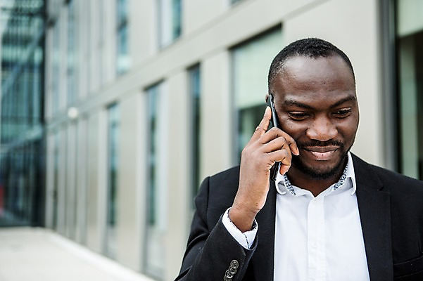 포토 JPG 주간 서양인 외국인 응시 남자 행복 흑인 비즈니스 성공 직장 한명 미소 사람 정장 상반신 성인 야외 앞모습 30대 비즈니스라이프 스마트폰 업무 직장인 비즈니스맨 체코 통화 성인남자한명만 국내포토 자연요소 직업 1 라이프스타일 시선 옷 감정 유럽 뷰포인트 컨셉 회사 모션 표정 인종 장년 핸드폰 스마트기기 작업 남자한명만 성인남자만 파일형식