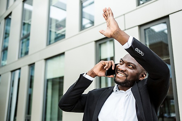 포토 JPG 주간 서양인 외국인 응시 남자 행복 흑인 비즈니스 성공 한명 미소 웃음 사람 정장 빌딩 상반신 성인 야외 앞모습 30대 비즈니스라이프 스마트폰 손들기 인사 업무 직장인 비즈니스맨 손인사 체코 통화 성인남자한명만 국내포토 자연요소 직업 1 라이프스타일 시선 옷 감정 유럽 뷰포인트 컨셉 모션 표정 인종 건물 장년 핸드폰 스마트기기 예절 작업 남자한명만 성인남자만 파일형식