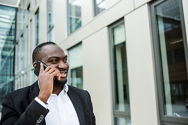 포토 JPG 주간 서양인 외국인 응시 남자 행복 흑인 비즈니스 성공 직장 한명 미소 사람 정장 빌딩 상반신 성인 야외 앞모습 30대 비즈니스라이프 스마트폰 업무 직장인 비즈니스맨 체코 통화 성인남자한명만 국내포토 자연요소 직업 1 라이프스타일 시선 옷 감정 유럽 뷰포인트 컨셉 회사 모션 표정 인종 건물 장년 핸드폰 스마트기기 작업 남자한명만 성인남자만 파일형식