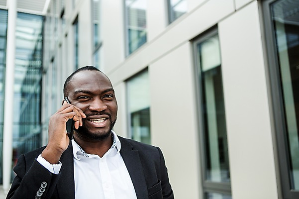 포토 JPG 주간 서양인 외국인 응시 남자 행복 흑인 비즈니스 성공 한명 사람 정장 빌딩 상반신 성인 야외 앞모습 30대 비즈니스라이프 스마트폰 업무 직장인 비즈니스맨 체코 통화 성인남자한명만 국내포토 자연요소 직업 1 라이프스타일 시선 옷 감정 유럽 뷰포인트 컨셉 모션 인종 건물 장년 핸드폰 스마트기기 작업 남자한명만 성인남자만 파일형식