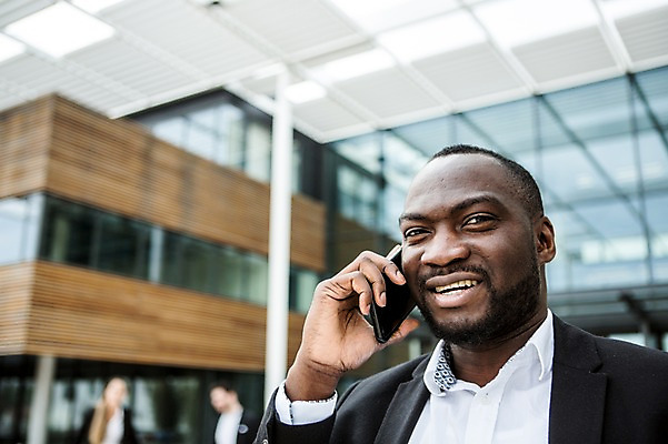 포토 JPG 주간 서양인 외국인 직업 남자 행복 흑인 비즈니스 성공 직장 한명 사람 정장 상반신 성인 야외 앞모습 아웃포커스 30대 비즈니스라이프 스마트폰 업무 직장인 비즈니스맨 체코 통화 성인남자한명만 국내포토 자연요소 1 라이프스타일 옷 감정 유럽 뷰포인트 컨셉 회사 모션 촬영기법 인종 장년 핸드폰 스마트기기 작업 남자한명만 성인남자만 파일형식