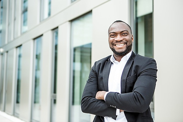 포토 JPG 주간 서양인 외국인 남자 행복 흑인 비즈니스 성공 한명 서기 미소 사람 정장 빌딩 상반신 성인 야외 앞모습 30대 비즈니스라이프 팔짱 직장인 비즈니스맨 체코 성인남자한명만 국내포토 자연요소 직업 1 라이프스타일 옷 감정 유럽 뷰포인트 컨셉 모션 표정 인종 건물 장년 남자한명만 성인남자만 파일형식