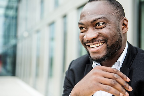 포토 JPG 주간 서양인 외국인 응시 남자 행복 흑인 비즈니스 성공 한명 미소 사람 정장 근접촬영 상반신 성인 야외 옆모습 30대 비즈니스라이프 직장인 비즈니스맨 체코 성인남자한명만 국내포토 자연요소 직업 1 라이프스타일 시선 옷 감정 유럽 뷰포인트 컨셉 표정 인종 장년 남자한명만 성인남자만 파일형식