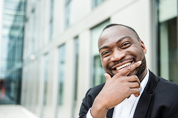 포토 JPG 주간 서양인 외국인 남자 행복 흑인 비즈니스 성공 한명 웃음 사람 정장 근접촬영 상반신 성인 야외 앞모습 30대 비즈니스라이프 턱괴기 직장인 비즈니스맨 체코 성인남자한명만 국내포토 자연요소 직업 1 라이프스타일 옷 감정 유럽 뷰포인트 컨셉 모션 표정 인종 장년 남자한명만 성인남자만 파일형식
