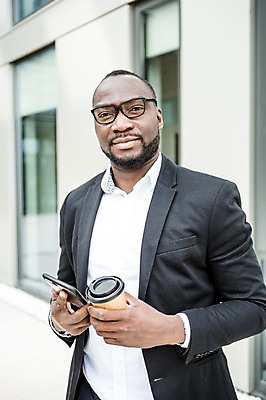 포토 JPG 주간 서양인 외국인 응시 남자 행복 커피 흑인 비즈니스 성공 한명 미소 사람 정장 빌딩 상반신 성인 야외 앞모습 30대 비즈니스라이프 스마트폰 업무 직장인 비즈니스맨 체코 성인남자한명만 안경낌 국내포토 자연요소 직업 1 라이프스타일 시선 옷 감정 유럽 안경 음료 뷰포인트 컨셉 표정 인종 건물 장년 핸드폰 스마트기기 작업 남자한명만 성인남자만 파일형식