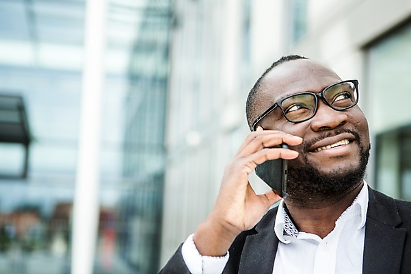 포토 JPG 주간 서양인 외국인 응시 남자 행복 흑인 비즈니스 성공 한명 미소 사람 정장 근접촬영 빌딩 상반신 성인 야외 앞모습 30대 비즈니스라이프 스마트폰 업무 직장인 비즈니스맨 체코 통화 성인남자한명만 안경낌 국내포토 자연요소 직업 1 라이프스타일 시선 옷 감정 유럽 안경 뷰포인트 컨셉 모션 표정 인종 건물 장년 핸드폰 스마트기기 작업 남자한명만 성인남자만 파일형식