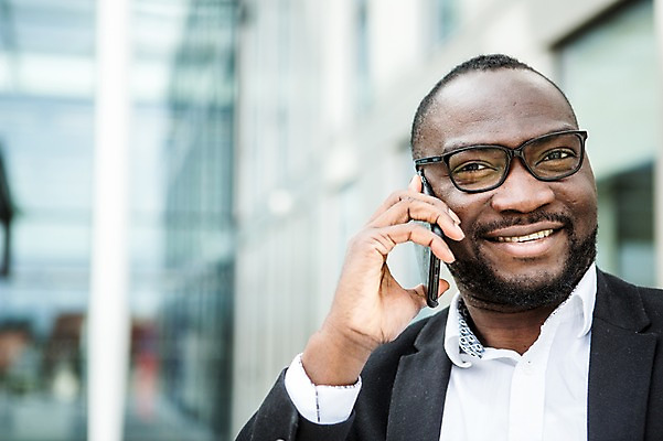 포토 JPG 주간 서양인 외국인 남자 행복 흑인 비즈니스 성공 한명 미소 사람 정장 근접촬영 상반신 성인 야외 앞모습 30대 비즈니스라이프 스마트폰 업무 직장인 비즈니스맨 체코 통화 성인남자한명만 안경낌 국내포토 자연요소 직업 1 라이프스타일 옷 감정 유럽 안경 뷰포인트 컨셉 모션 표정 인종 장년 핸드폰 스마트기기 작업 남자한명만 성인남자만 파일형식