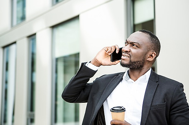 포토 JPG 주간 서양인 외국인 응시 남자 행복 커피 흑인 비즈니스 성공 한명 사람 정장 빌딩 상반신 성인 야외 앞모습 30대 비즈니스라이프 스마트폰 업무 직장인 비즈니스맨 체코 통화 성인남자한명만 국내포토 자연요소 직업 1 라이프스타일 시선 옷 감정 유럽 음료 뷰포인트 컨셉 모션 인종 건물 장년 핸드폰 스마트기기 작업 남자한명만 성인남자만 파일형식