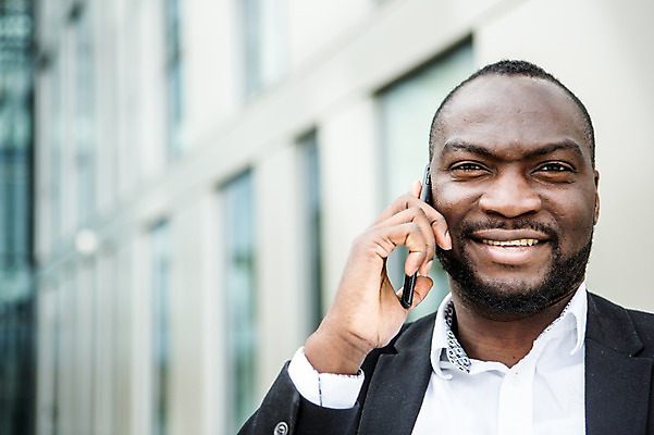 포토 JPG 주간 서양인 외국인 응시 남자 행복 흑인 회사 비즈니스 성공 한명 미소 사람 정장 근접촬영 상반신 성인 야외 앞모습 30대 비즈니스라이프 스마트폰 업무 직장인 비즈니스맨 체코 통화 성인남자한명만 국내포토 자연요소 직업 1 라이프스타일 시선 옷 감정 유럽 뷰포인트 컨셉 모션 표정 인종 장년 핸드폰 스마트기기 작업 남자한명만 성인남자만 파일형식