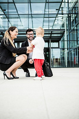 포토 JPG 주간 전신 서양인 외국인 응시 여자 남자 어린이 40대 서류가방 회사 비즈니스 가족 미소 웃음 사람 앉기 정장 빌딩 20대 성인 야외 앞모습 옆모습 세명 비즈니스라이프 육아 잡기 직장인 비즈니스맨 비즈니스우먼 체코 워킹맘 국내포토 자연요소 직업 라이프스타일 시선 옷 유럽 뷰포인트 중년 가방 관계 모션 엄마 표정 인종 청년 건물 파일형식