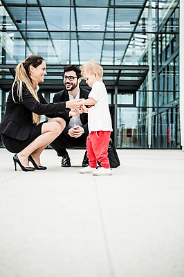 포토 JPG 주간 전신 서양인 외국인 여자 남자 어린이 40대 회사 비즈니스 가족 서기 미소 사람 앉기 정장 빌딩 20대 성인 야외 앞모습 옆모습 세명 비즈니스라이프 손잡기 육아 직장인 비즈니스맨 비즈니스우먼 체코 워킹맘 국내포토 자연요소 직업 라이프스타일 옷 유럽 뷰포인트 중년 관계 모션 엄마 표정 인종 청년 건물 파일형식